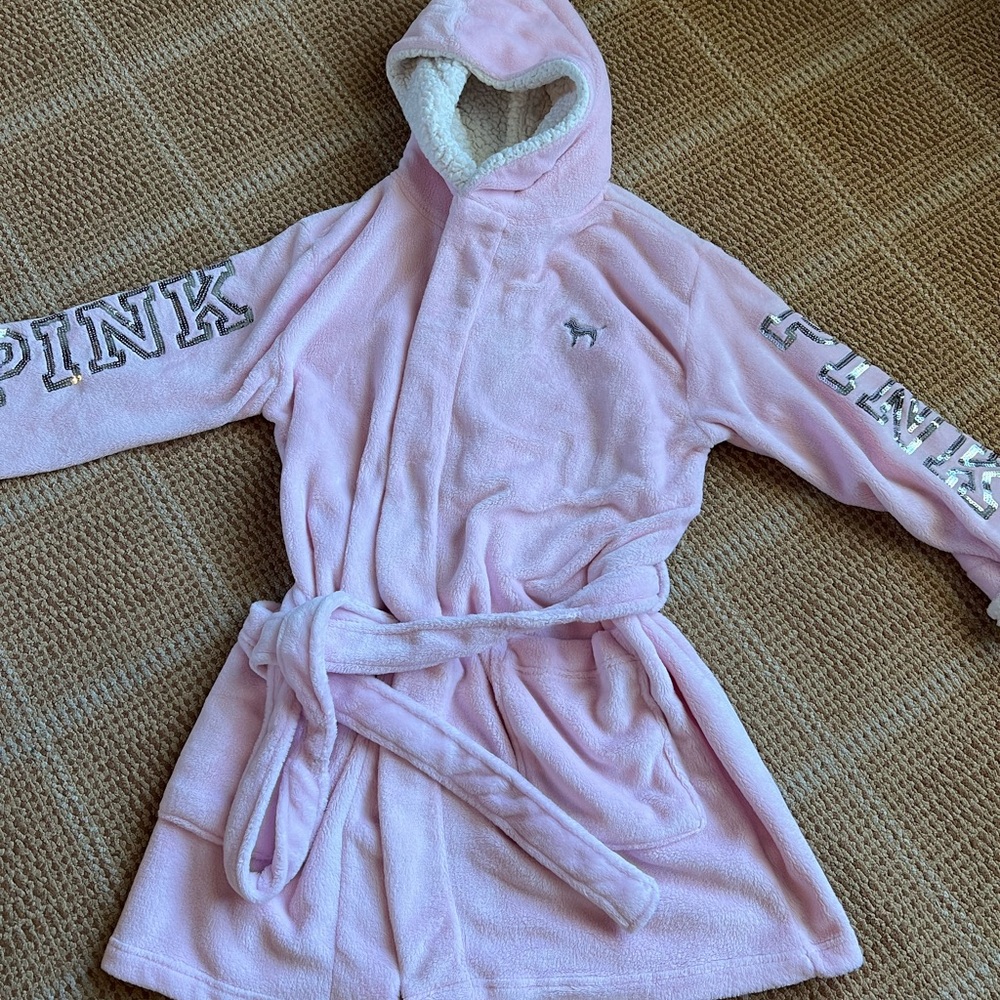 Cozy PINK robe with hood and front pockets. Size M/L